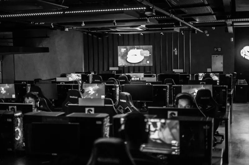 Gone by Week Three: How Mercenary Culture Is Quietly Destroying Competitive Clan Rosters